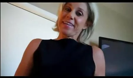 فیلم های MILF داغ خود خاطرات سکس اجباری را سوار dildo خود را به ارگاسم