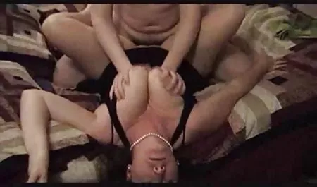 Babe با یک Striptease سورپرایز میهمان خود را اغوا می کند خاطرات سکسی همسرم