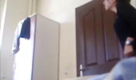 لذت Bunny مقداری خاطرات سکس با بابام کرم را در شکلات خود می خواست