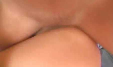 سبزه شهوت انگیز در دامن سوار خاطرات جدید سکسی یک خروس سفید چربی روی نیمکت می شود